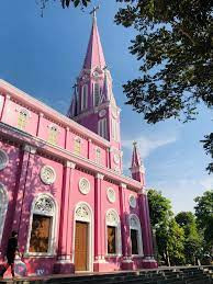 Trong suốt nhiều năm qua, nhà thờ của giáo xứ Nghĩa Thành không chỉ là điểm đến quen thuộc của các giáo dân mà nhiều người tìm đến để tham quan, chiêm ngưỡng kiến trúc độc đáo của công trình.