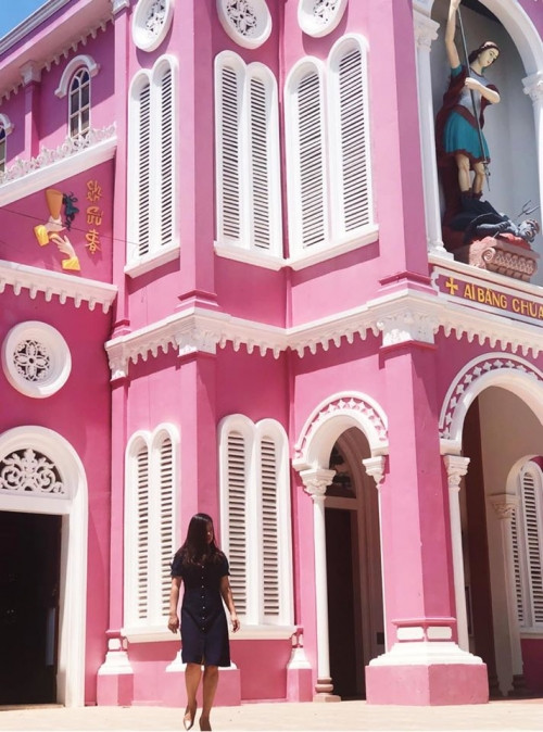 Nhà thờ mang vẻ đẹp cổ kính với phần mái hình chóp và các ô cửa hình vòm cong.