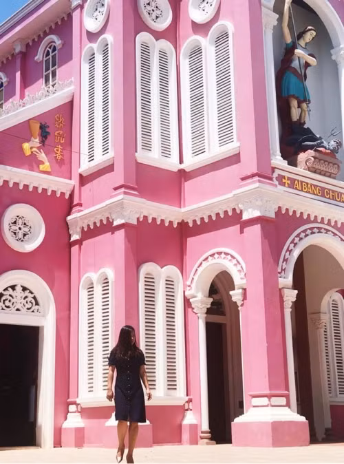 Nhà thờ mang vẻ đẹp cổ kính với phần mái hình chóp và các ô cửa hình vòm cong.