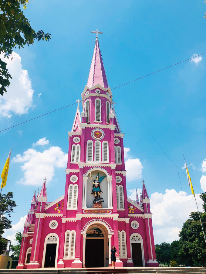 Trước khi "khoác lên người" màu hồng như hiện nay, nhà thờ của giáo xứ Nghĩa Thành được sơn màu vàng nhạt. Kể từ năm 2019, nhà thờ của giáo xứ Nghĩa Thành được tu sửa và sơn mới bằng màu hồng.