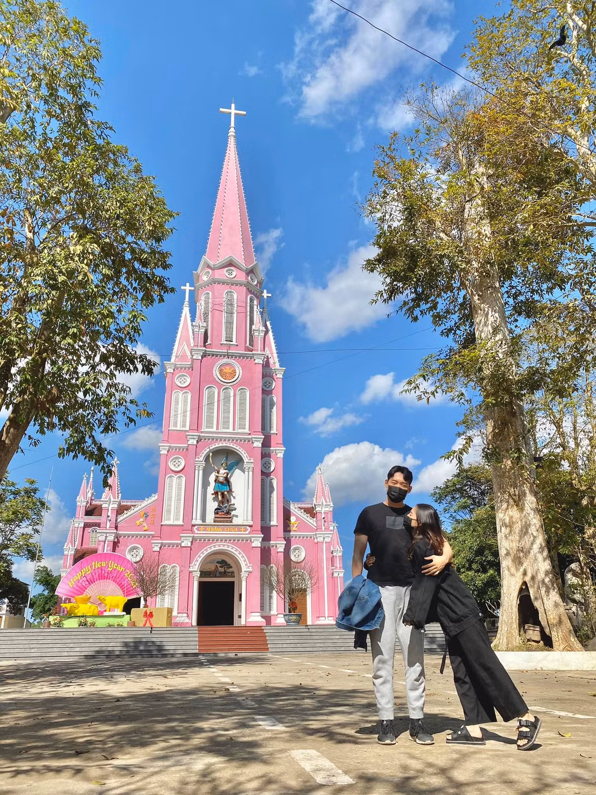 Gam màu tươi sáng, trẻ trung tại nhà thờ của giáo xứ Nghĩa Thành đã thu hút rất đông người dân đến tham quan, chụp ảnh.