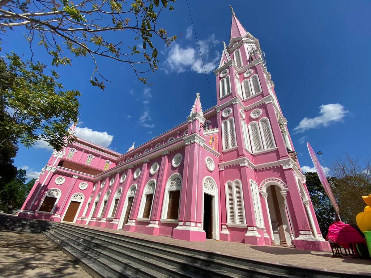 Với màu sắc rực rỡ này, nhà thờ của giáo xứ Nghĩa Thành trở nên nổi bật, hiện đại và hấp dẫn hơn.