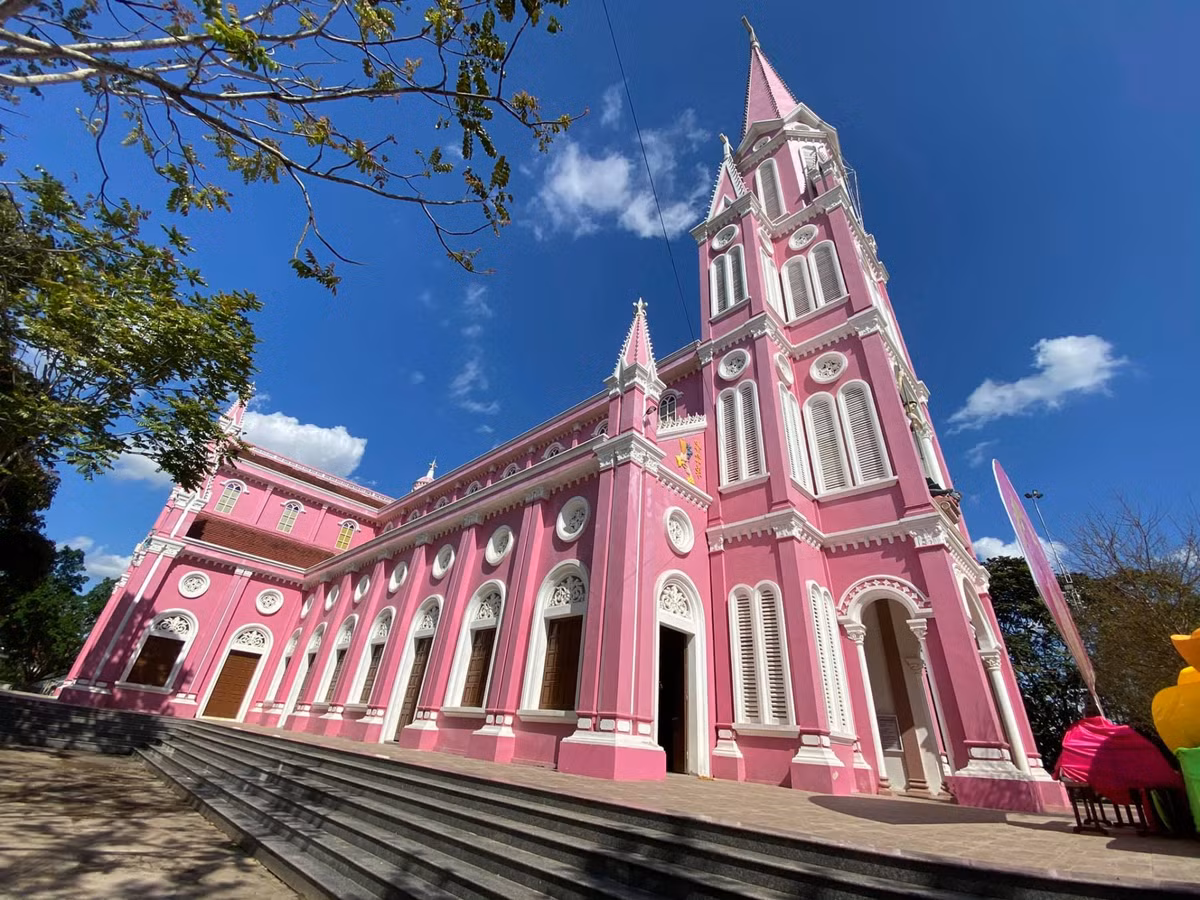 Với màu sắc rực rỡ này, nhà thờ của giáo xứ Nghĩa Thành trở nên nổi bật, hiện đại và hấp dẫn hơn.