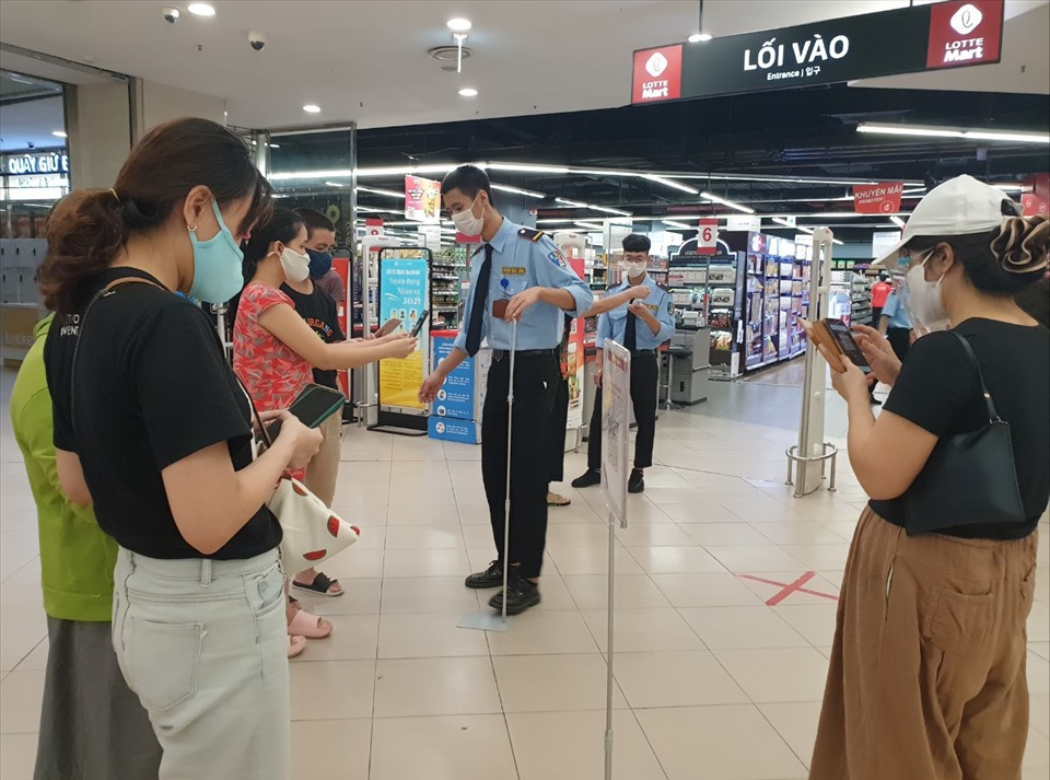 Theo thiết kế, PC-COVID sẽ đưa ra 3 loại thẻ "xanh-vàng-đỏ". PC-COVID đồng bộ dữ liệu với hệ thống quản lý tiêm chủng, xét nghiệm COVID-19 để người dân tra cứu. Ảnh: Lao động.