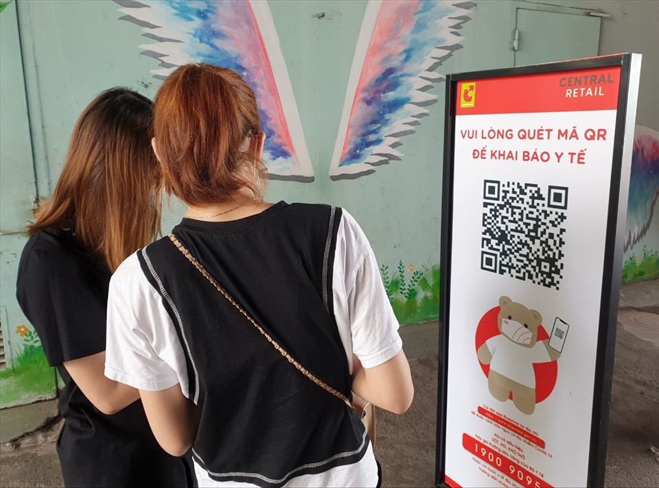 Từ những thông tin này, ứng dụng sẽ cấp thẻ COVID-19 cho người tiêm đủ 2 mũi hoặc có kết quả xét nghiêm âm tính trong ngắn hạn. Điều kiện cấp sẽ tùy thuộc quy định của Bộ Y tế. Ảnh: Lao động.