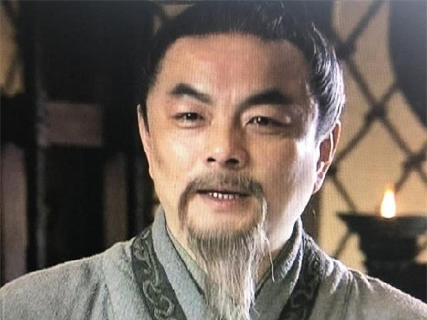 Tại đây, họ tìm thấy một khối đá bằng ngọc bích có khắc dòng chữ "Gia Cát Tử Du". Đây là tên tự của anh cả Gia Cát Lượng là Gia Cát Cẩn (174 - 241).