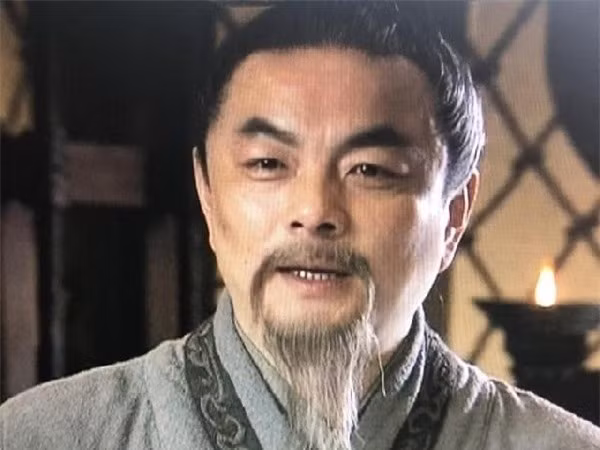 Tại đây, họ tìm thấy một khối đá bằng ngọc bích có khắc dòng chữ "Gia Cát Tử Du". Đây là tên tự của anh cả Gia Cát Lượng là Gia Cát Cẩn (174 - 241).