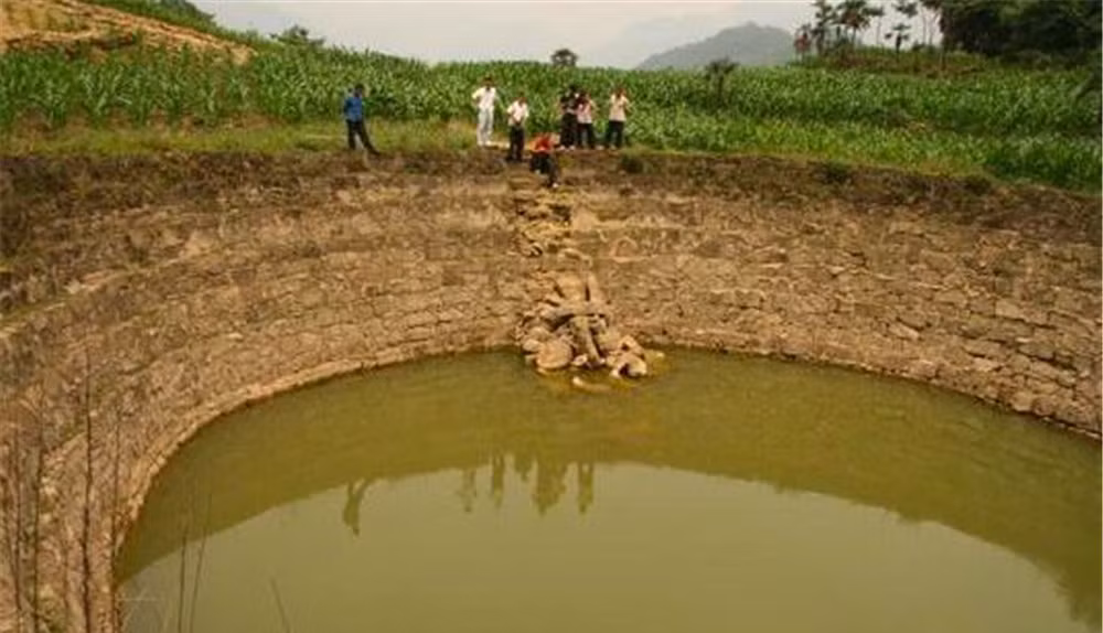 Ao Bồ Đường nằm bên cạnh thôn Đường Đôn, thành phố Thường Châu, tỉnh Giang Tô, Trung Quốc là một địa điểm khảo cổ nổi tiếng thu hút sự quan tâm của giới chuyên gia. Nguyên do là bởi nơi này cất giấu bí mật về anh cả của Gia Cát Lượng.