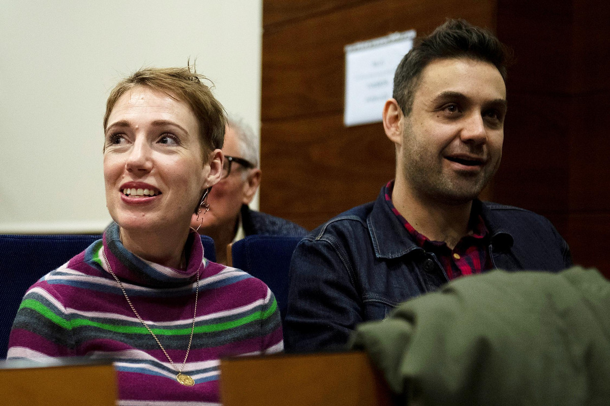 Theo lời kể của người chồng, anh cứ ngỡ vợ đã tử vong vì không thấy bất cứ dấu hiệu sự sống nào của bạn đời. 6 tiếng sau khi gặp nạn, đội cứu hộ mới tìm thấy vợ chồng Audrey và đưa họ tới bệnh viện cấp cứu.