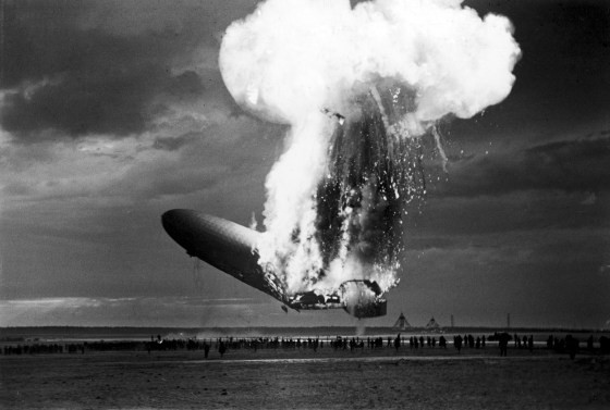 Khi xảy ra thảm kịch, 62 hành khách và nhân viên nhảy từ trên khinh khí cầu Hindenburg ở độ cao hơn 10m xuống đất và thoát nạn. Trong khi đó, thảm kịch khiến 35 người tử vong.