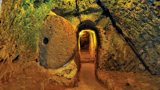 Nhiều người tìm đến đây để tham quan, chiêm ngưỡng và tìm hiểu bí mật về thế giới dưới lòng đất.