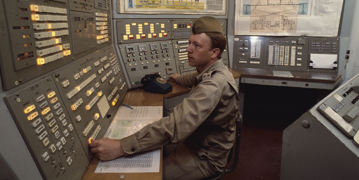 Vào năm 1983, mối quan hệ giữa Mỹ và Liên Xô càng trở nên căng thẳng hơn khi hai bên đều chuẩn bị cho kịch bản xảy ra tấn công hạt nhân. Trong bối cảnh đó, Liên Xô cho các đơn vị máy bay của Liên Xô tại Đông Đức trong tình trạng báo động cao nhất. Toàn bộ các cấp chỉ huy luôn trong trạng thái trực chiến 24/24 giờ.