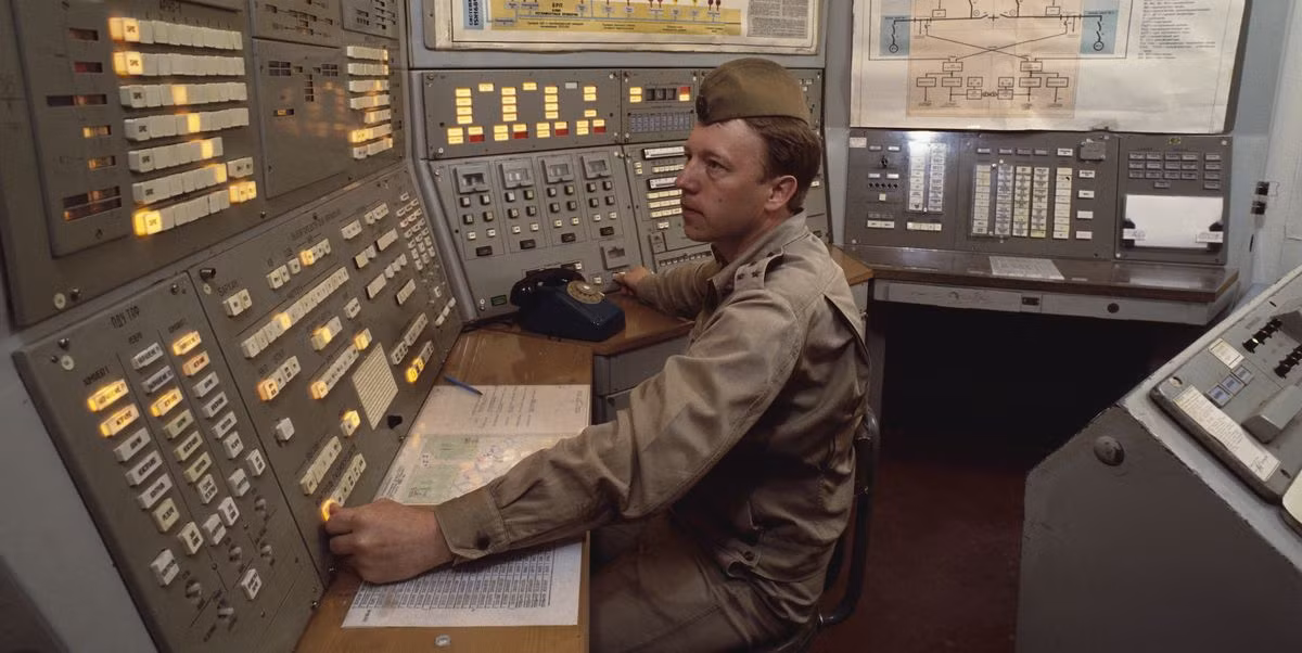 Vào năm 1983, mối quan hệ giữa Mỹ và Liên Xô càng trở nên căng thẳng hơn khi hai bên đều chuẩn bị cho kịch bản xảy ra tấn công hạt nhân. Trong bối cảnh đó, Liên Xô cho các đơn vị máy bay của Liên Xô tại Đông Đức trong tình trạng báo động cao nhất. Toàn bộ các cấp chỉ huy luôn trong trạng thái trực chiến 24/24 giờ.