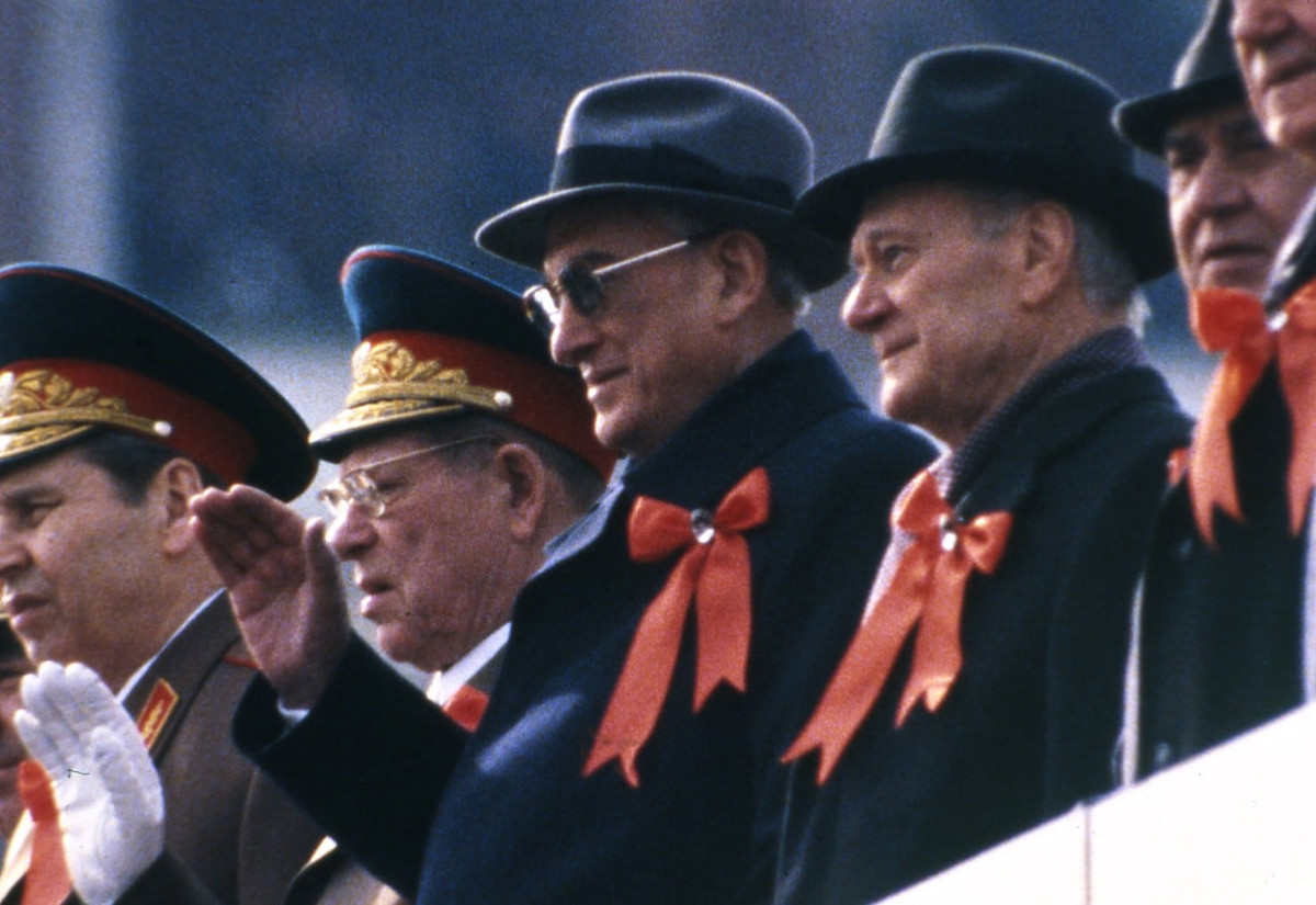 Sau khi Thế chiến 2 kết thúc, thế giới bước vào thời kỳ Chiến tranh Lạnh. Mỹ và Liên Xô đối đầu căng thẳng khiến giới chuyên gia lo ngại sẽ có thể xảy ra cuộc xung đột nguy hiểm và đẩy nhân loại vào một cuộc chiến tranh thế giới mới.