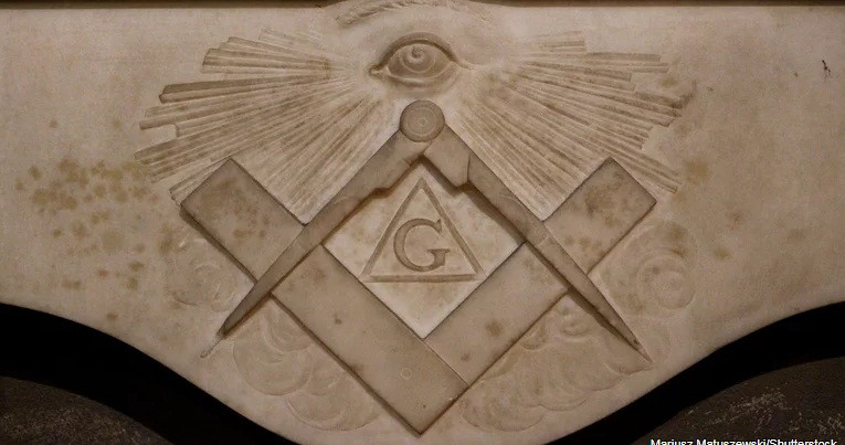 Những thành viên của Hội Tam điểm còn là những người giàu lòng bác ái, theo đuổi sự hoàn thiện của nhân loại. Do vậy, biểu tượng của Hội Tam điểm là chiếc compa kết hợp với thước vuông và có chữ G ở giữa, đề cao trí tuệ, kiến thức của con người.