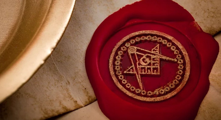 Để gia nhập Hội Tam điểm, các cá nhân phải trên 18 tuổi và cần trải qua những thử thách để chứng minh kiến thức và trí tuệ của bản thân phù hợp với hội kín.