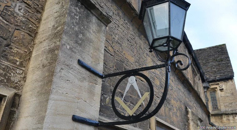 Theo một số nguồn tin, thời gian đầu, Hội Tam Điểm tham gia vào các hoạt động như từ thiện, tôn trọng những giá trị đạo đức của xã hội, đóng góp lợi ích cho cộng đồng...