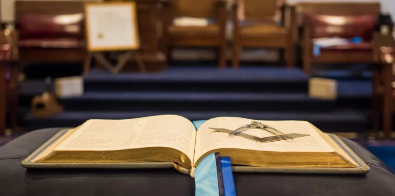 Ước khoảng 5 triệu người trên thế giới là thành viên Hội Tam Điểm. Trong những năm qua, công chúng không khỏi kinh ngạc khi danh tính một số thành viên của hội kín này được tiết lộ gồm các Tổng thống Mỹ như: George Washington, Benjamin Franklin, Andrew Jackson, Theodore Roosevelt.