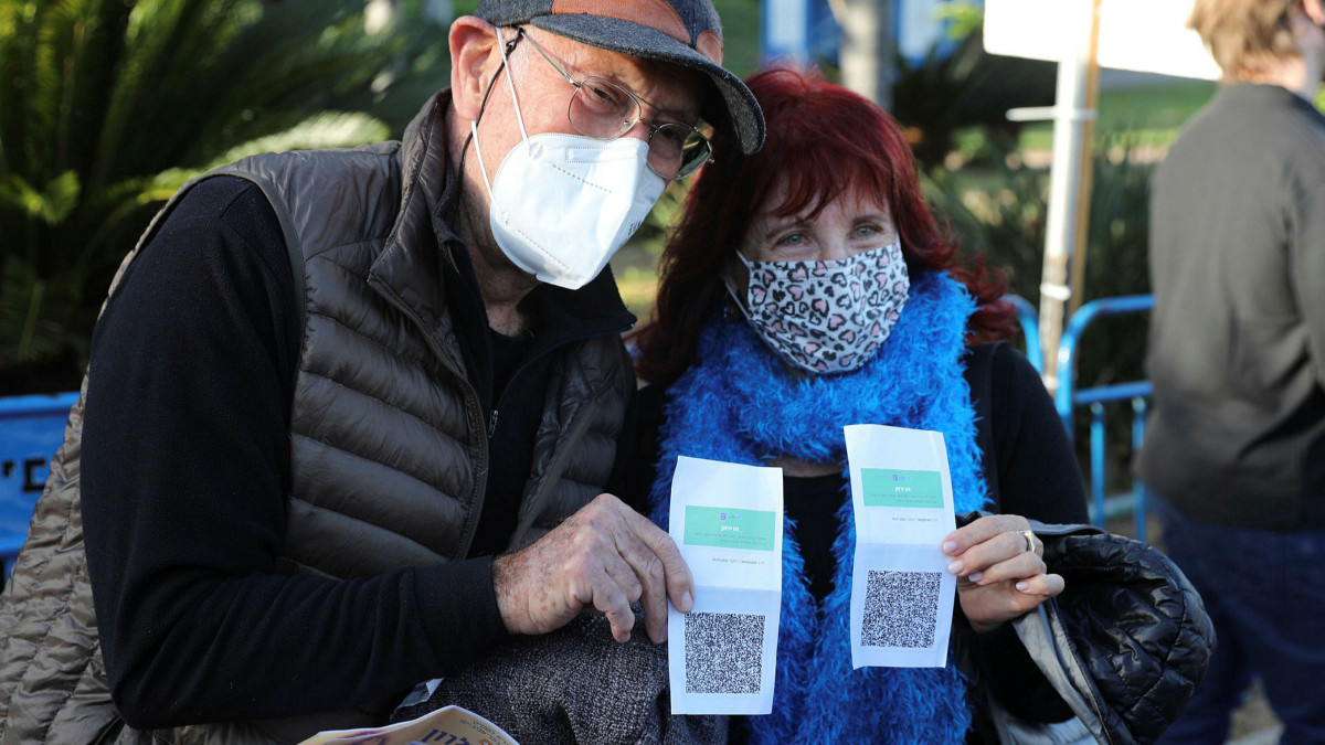 Đến ngày 1/6, khi số ca mắc COVID-19 giảm xuống dưới 20 người/ngày, chính phủ Israel ngừng áp dụng hệ thống thẻ xanh và dỡ bỏ các hạn chế về quy mô tụ tập.