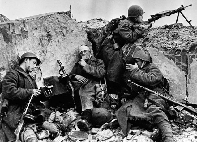 Thêm nữa, các nước tham gia Thế chiến 2 sản xuất và triển khai lượng lớn vũ khí "khủng" có khả năng sát thương cao như xe tăng, máy bay và súng trường.