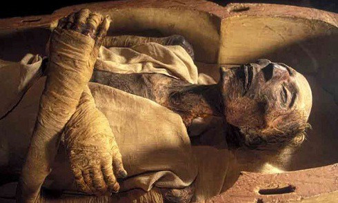 Không những vậy, pharaoh Ramesses II cũng xây dựng nhiều công trình như đền thờ tồn tại tới ngày nay, bao gồm đền thờ Abu Simbel và Ramesseum.