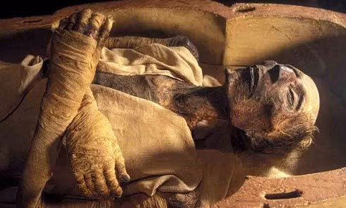 Không những vậy, pharaoh Ramesses II cũng xây dựng nhiều công trình như đền thờ tồn tại tới ngày nay, bao gồm đền thờ Abu Simbel và Ramesseum.