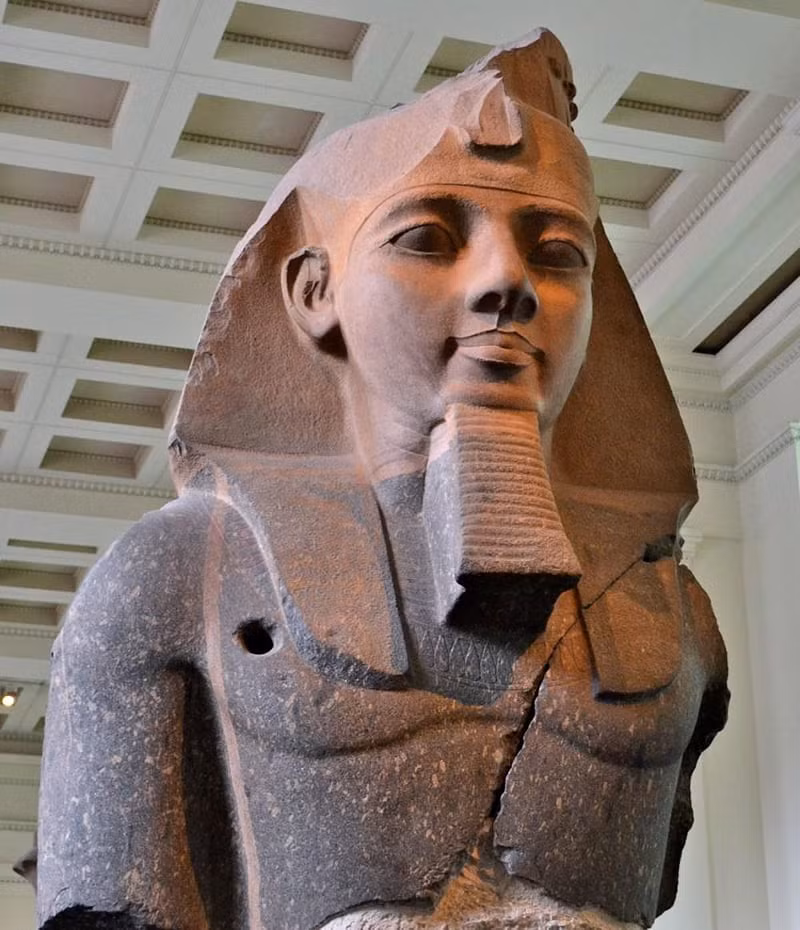 Trong thời gian trị vì đất nước, nhà vua Ai Cập Ramesses II ghi dấu ấn với nhiều chiến dịch quân sự thành công lớn như dẫn quân chinh chiến và đánh bại nhiều kẻ thù của Ai Cập, bao gồm người Hittite ở Anatolia và người Nubia ở phía nam Ai Cập.