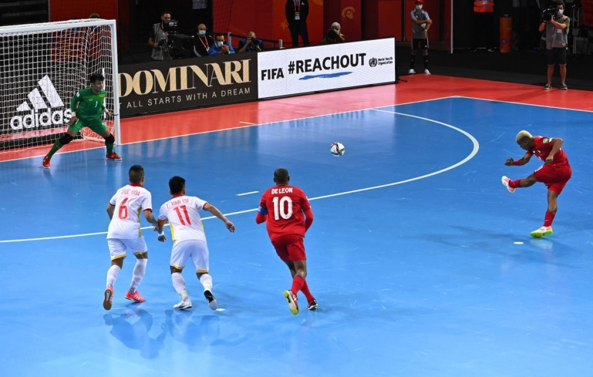Đến khi hiệp 1 chỉ còn hơn 30 giây, ĐT Futsal Việt Nam phạm lỗi tổng hợp thứ 6 trong hiệp 1. Panama được hưởng quả đá phạt 10m và Castrellon đã dứt điểm thành công, quân bình tỷ số 2-2.