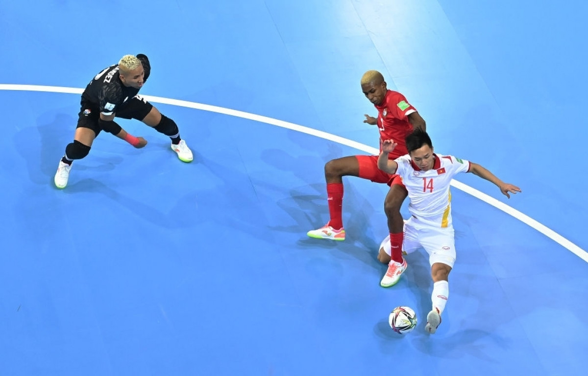Đúng lúc khó khăn nhất, ĐT Futsal Việt Nam có bàn vươn lên dẫn 3-2 sau nỗ lực tuyệt vời của Văn Hiếu.