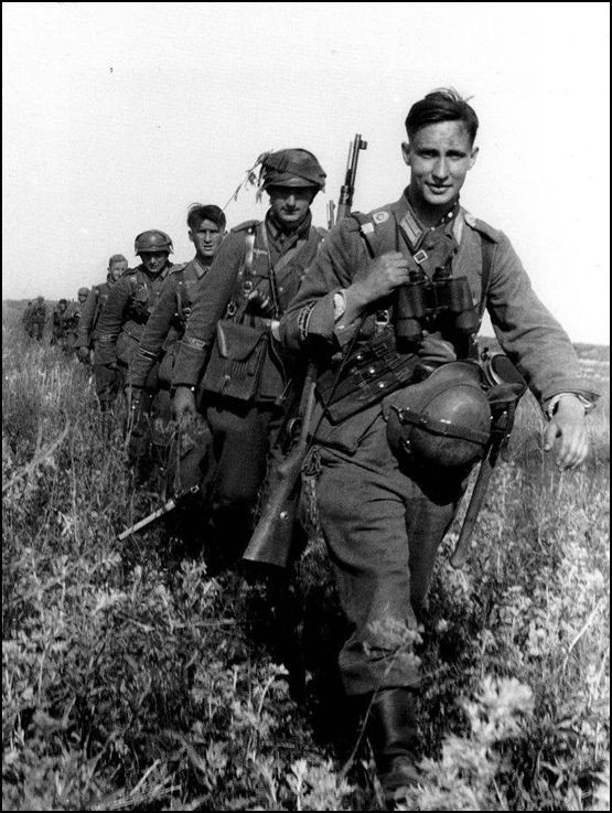 Kế đến, Đức quốc xã nhắm mục tiêu vào người Do Thái sinh sống ở Kiev. Do vậy, lính phát xít Đức lùng bắt những người Do Thái tại thủ đô của Ukraine.