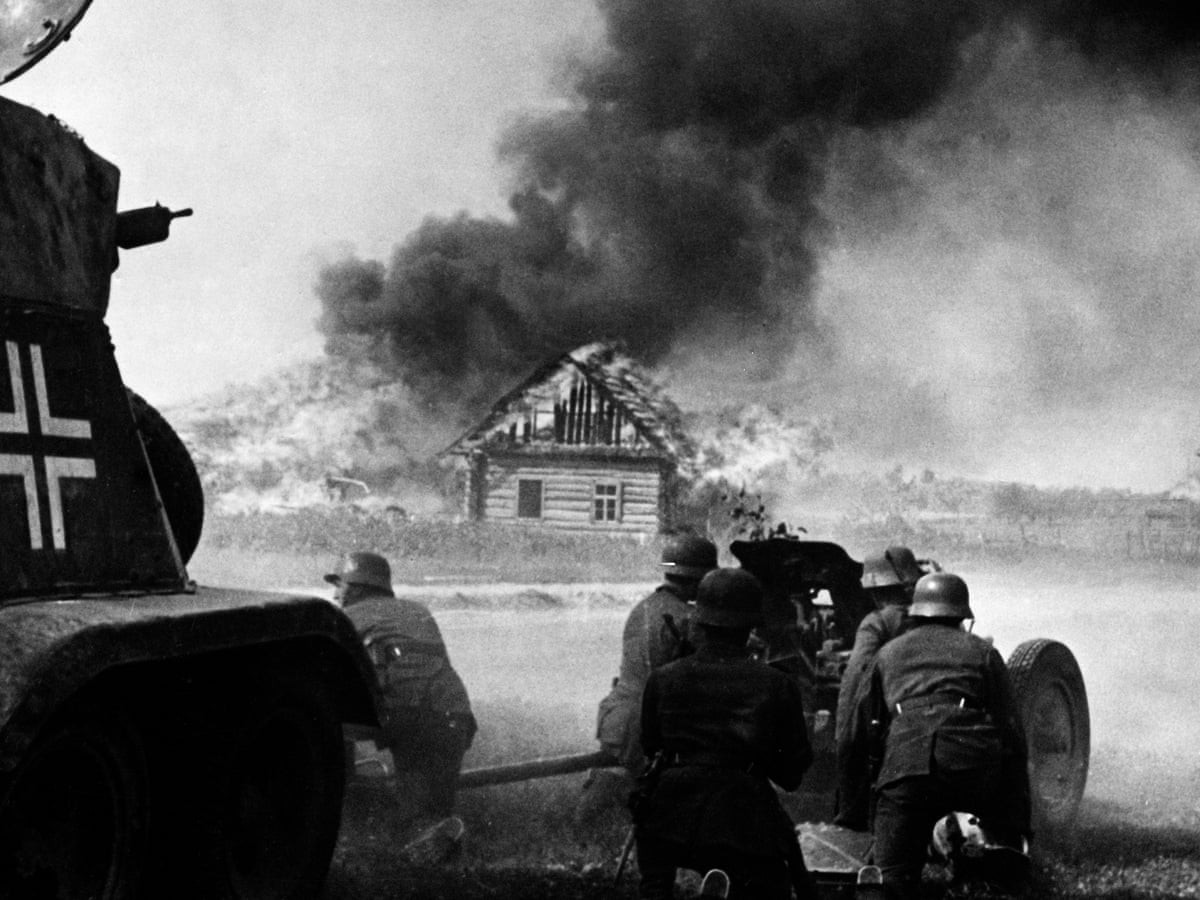 Tháng 6/1941, quân đội Đức quốc xã bất ngờ tấn công xâm lược Liên Xô. Theo đó, binh sĩ Đức tràn qua nhiều khu vực biên giới của xứ sở bạch dương và chiếm đóng một số vùng lãnh thổ.