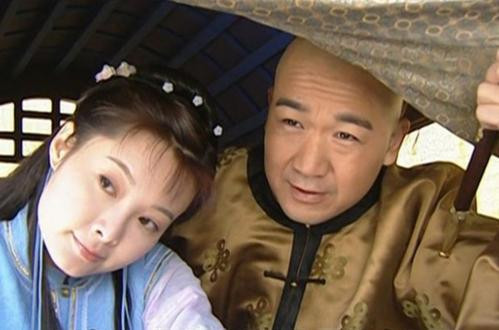 Bên trong ngôi mộ có 7 hài cốt phụ nữ. Họ là những thê thiếp thực hiện tập tục tuẫn táng sau khi Kỷ Hiểu Lam qua đời. Người vợ đầu tiên được ông cưới là Mã Nguyệt Phương. Khi ấy, ông 17 tuổi. Hai vợ chồng có với nhau một người con.