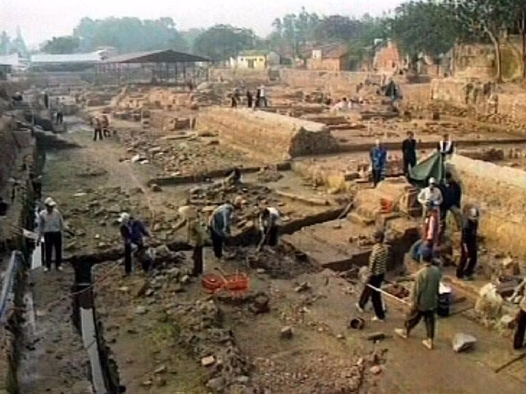 Với những điều trên, các chuyên gia nhận định đây là một mỹ nhân thời nhà Thanh. Tuy nhiên, người này có một vết cắt sâu hình chữ T trên cổ được xác định là do kiếm gây ra. Căn cứ vào tình trạng vết cắt, người này không có sự phản kháng khi bị tấn công. Đây chính là nguyên nhân tử vong của bà.