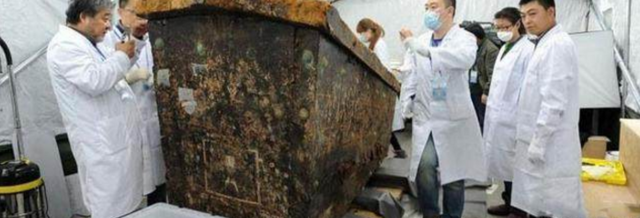 Tuy nhiên, khi tiếp cận cỗ quan tài thứ hai, các chuyên gia đi từ bất ngờ này đến ngạc nhiên khác. Đầu tiên, họ phát hiện quan tài được phủ một lớp đất sét vàng đặc quánh dày khoảng 30 cm.