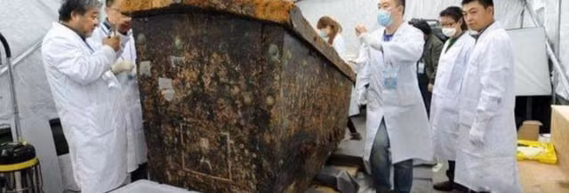 Tuy nhiên, khi tiếp cận cỗ quan tài thứ hai, các chuyên gia đi từ bất ngờ này đến ngạc nhiên khác. Đầu tiên, họ phát hiện quan tài được phủ một lớp đất sét vàng đặc quánh dày khoảng 30 cm.