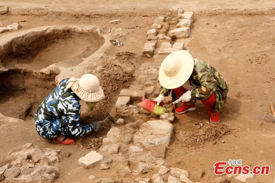 Người phụ nữ cao 1,6m và nặng khoảng 44 kg. Các chuyên gia nhận định người này có dáng người thanh thoát, mặt trái xoan, da trắng và thực hiện tập tục bó chân nên sở hữu "gót sen ba tấc". Bà qua đời khi khoảng 30 tuổi.