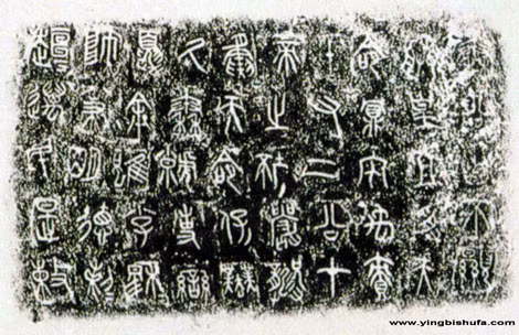 Các chuyên gia mất tới 10 năm mới có thể tiếp cận quan tài của Tần Cảnh Công do cấu trúc lăng mộ vô cùng phức tạp. Quan tài được làm từ gỗ bách. Loại gỗ này thường được dùng để mai táng cho những người có địa vị cao trong xã hội nhà Chu và Tần.