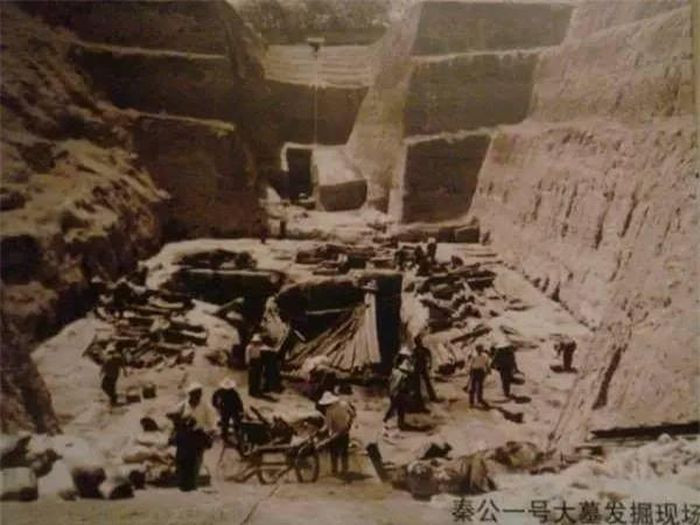 Lăng mộ tổ tiên của Tần Thủy Hoàng tình cờ được phát hiện nhờ công lớn của một nông dân họ Triệu ở quận Phượng Tưởng, tỉnh Thiểm Tây, Trung Quốc. Theo đó, vào năm 1976, khi sửa lại tường nhà, ông tình cờ phát hiện lớp đất lạ màu vàng và đỏ khác biệt với xung quanh.