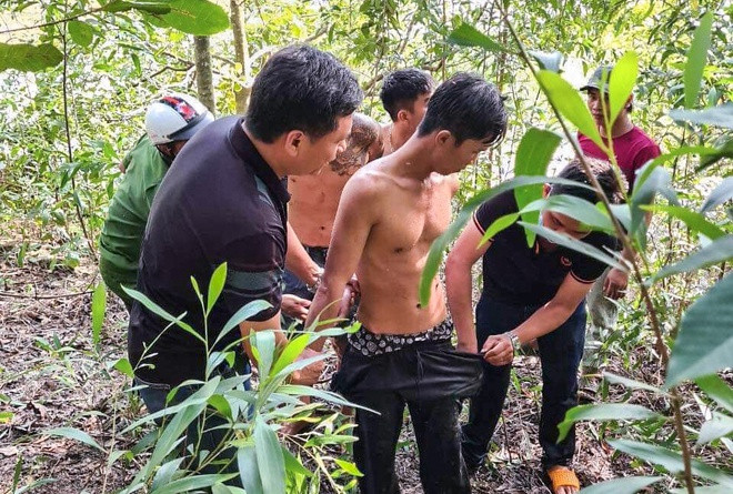 Canh sat vay bat 2 pham nhan tron trai