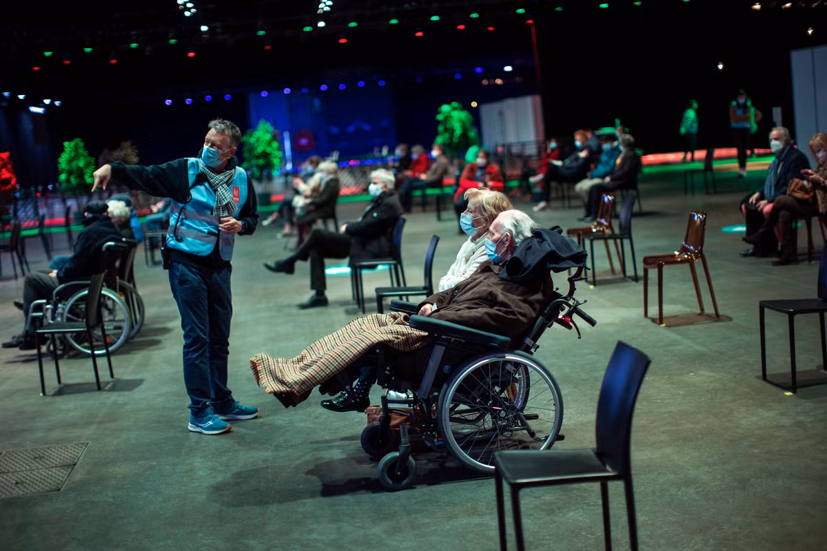 Dù vậy, ECDC khuyến nghị nên cân nhắc tiêm liều bổ sung cho những người suy giảm miễn dịch, bao gồm các bệnh nhân ung thư, nhiễm HIV, ghép tạng...