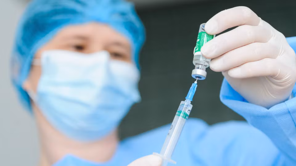 Mỹ cũng đã tiến hành tiêm liều thứ 3 cho những người suy giảm miễn dịch. Chính phủ nước này cũng cân nhắc kế hoạch tiêm liều vắc xin tăng cường cho toàn dân từ ngày 20/9 nếu các cơ quan y tế của Mỹ cho rằng cần phải làm như vậy.