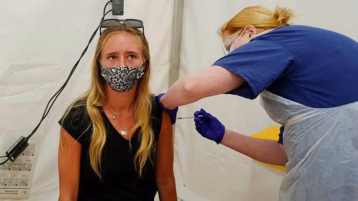 Liên quan đến vấn đề này, chuyên gia Lone Simonsen cho biết tiêm chủng là chìa khòa then chốt để kiểm soát đại dịch COVID-19.