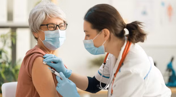 Ông Michael cho hay hiện hàng tỷ người trên thế giới chưa được tiêm vắc xin ngừa COVID-19 nên có nguy cơ nhiễm bệnh, thậm chí là tử vong cao hơn những người đã tiêm đầy đủ.