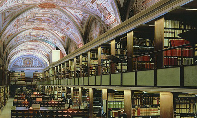 Khu lưu trữ bí mật Vatican ở Vatican cũng là một địa điểm cấm dân thường đặt chân tới. Nơi đây lưu giữ kho tàng lịch sử rộng lớn về các hoạt động của Tòa thánh, các tài liệu, giấy tờ nhà nước, sổ sách kế toán của Giáo hoàng...