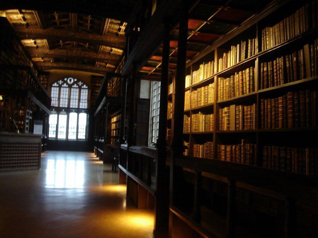 Ước tính khoảng 35.000 tài liệu lưu trữ trên những chiếc kệ dài 83 km tại khu lưu trữ bí mật Vatican. Nơi đây giới hạn nghiêm ngặt người ra vào.