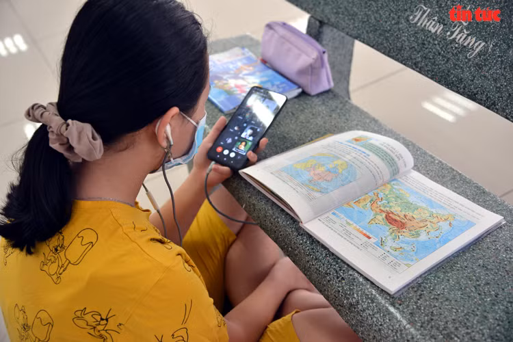 Vậy nên, nhiều học sinh sẽ không thể vào lớp học Zoom hoặc nếu vào được thì một học sinh khác sẽ bị "out" ra khỏi lớp học online. Một số học sinh có có tiết bị "out" nhiều lần, gây gián đoạn việc học tập. Ảnh: baotintuc.