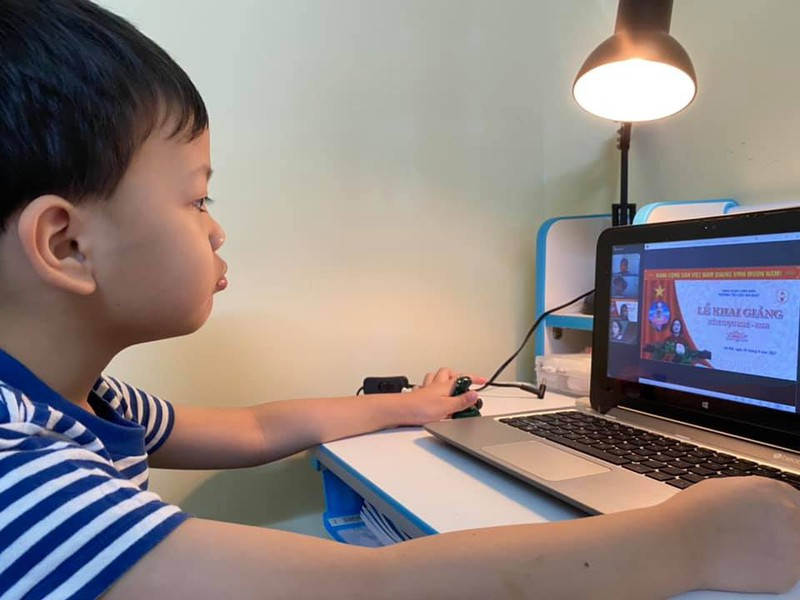 Trong đó, tài khoản miễn phí có dung lượng cho phép truy cập khoảng 40 em học sinh. Đối với nhiều lớp, số học sinh lên tới 50 - 60 học sinh. Do đó, khi toàn bộ học sinh cùng vào tài khoản Zoom thì vượt quá số lượng cho phép khiến hệ thống bị chậm. Ảnh: PLO.