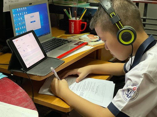 Song song với các giải pháp của nhà mạng, để hạn chế nghẽn mạng, nhiều trường học bố trí dạy học trực tuyến theo các khung giờ khác nhau trong buổi sáng - chiều - tối để giảm mật độ truy cập vào cùng một thời điểm. Ảnh: Zing.