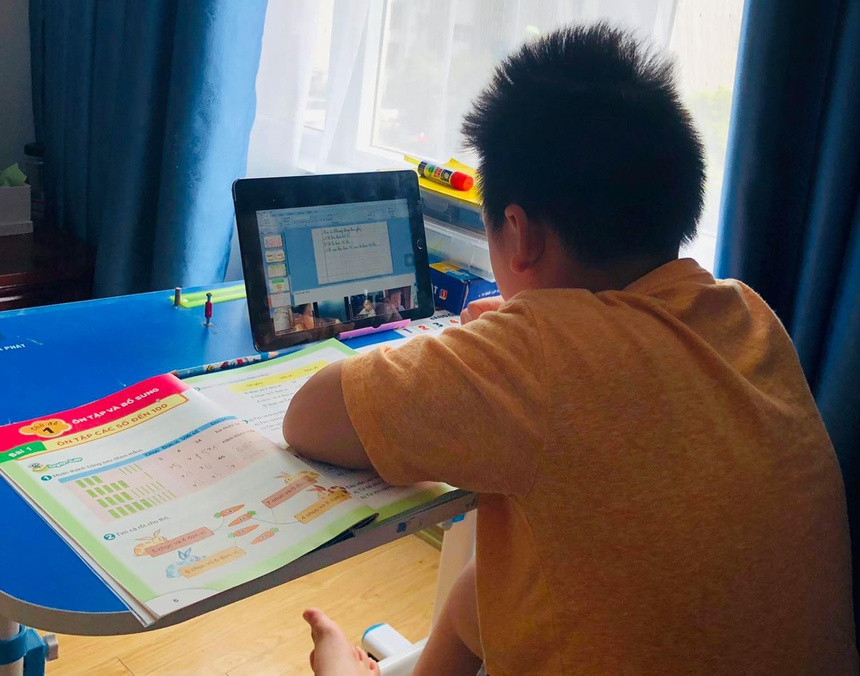 Trước hiện tượng chập chờn khi truy cập vào các ứng dụng học tập, đại diện Viettel cho biết đã chủ động mở rộng dung lượng, tối ưu các hướng truy cập, ưu tiên kết nối để đảm bảo lưu lượng với các nhà cung cấp dịch vụ học trực tuyến (Microsoft Team, Google Meet, Zoom ...). Ảnh: Zing.