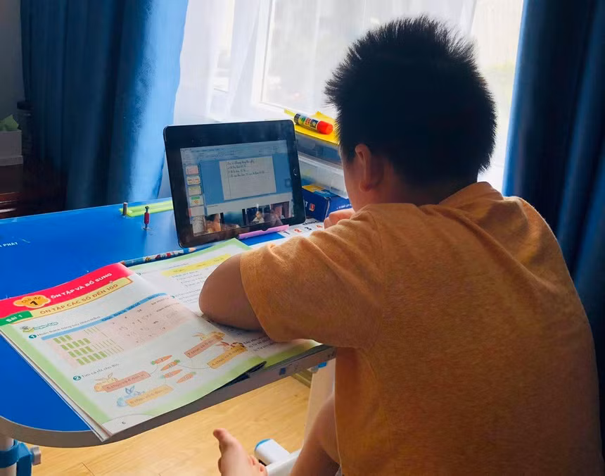 Trước hiện tượng chập chờn khi truy cập vào các ứng dụng học tập, đại diện Viettel cho biết đã chủ động mở rộng dung lượng, tối ưu các hướng truy cập, ưu tiên kết nối để đảm bảo lưu lượng với các nhà cung cấp dịch vụ học trực tuyến (Microsoft Team, Google Meet, Zoom ...). Ảnh: Zing.